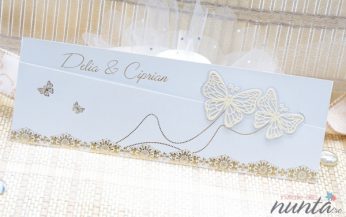 Invitatie alba cu motive florale si fluturi aurii