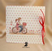 Invitatie crem cu buline si miri pe bicicleta
