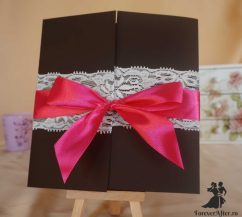 Invitatie neagra eleganta cu dantela si funda roz