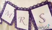 Ghirlanda Mr & Mrs cu rama florala mov