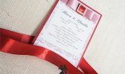 Invitatie eleganta cu model floral si catarama cu strasuri 
