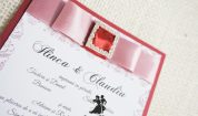Invitatie eleganta cu model floral si catarama cu strasuri 