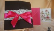 Invitatie neagra eleganta cu dantela si funda roz