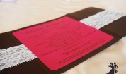 Invitatie neagra eleganta cu dantela si funda roz