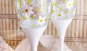 Pahare sampanie personalizate cu floricele albe
