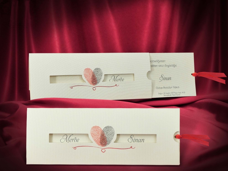 Inviatie de nunta amprentele mirilor in forma de inima