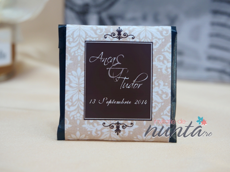 Marturie tableta de ciocolata cu chenar maro si model damask 18 g