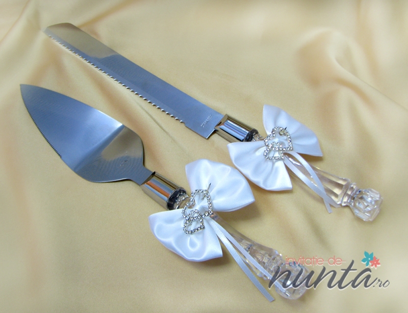 Set pentru tort cu fundita alba si brosa inimioara cu strasuri